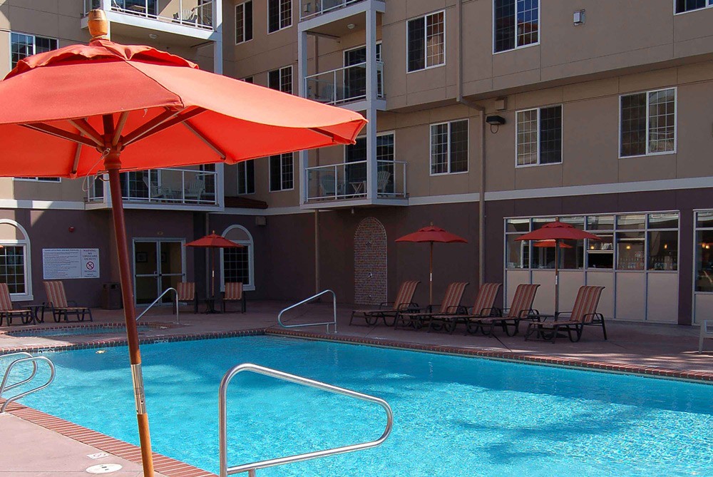 Piscina y Tina de Hidromasaje Sandcastle