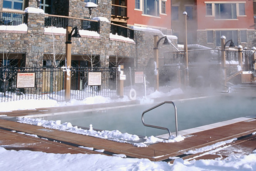 Piscina al aire libre y tina de hidromasaje Miners CLub